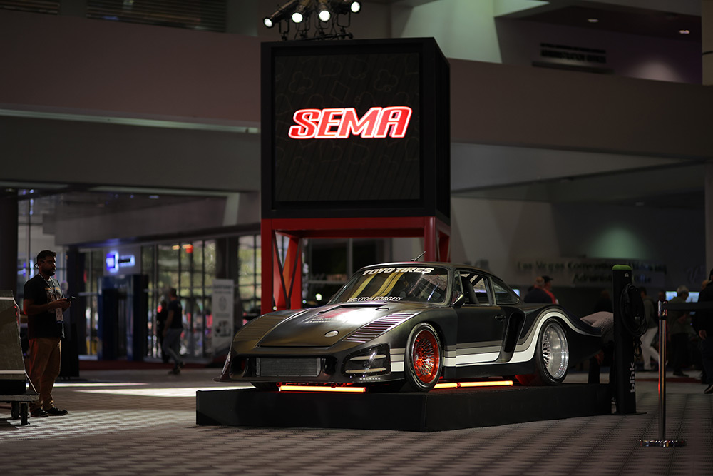 Porsche 911 on display at 澳洲幸运10开奖官网开奖 Show with interesting lighting.